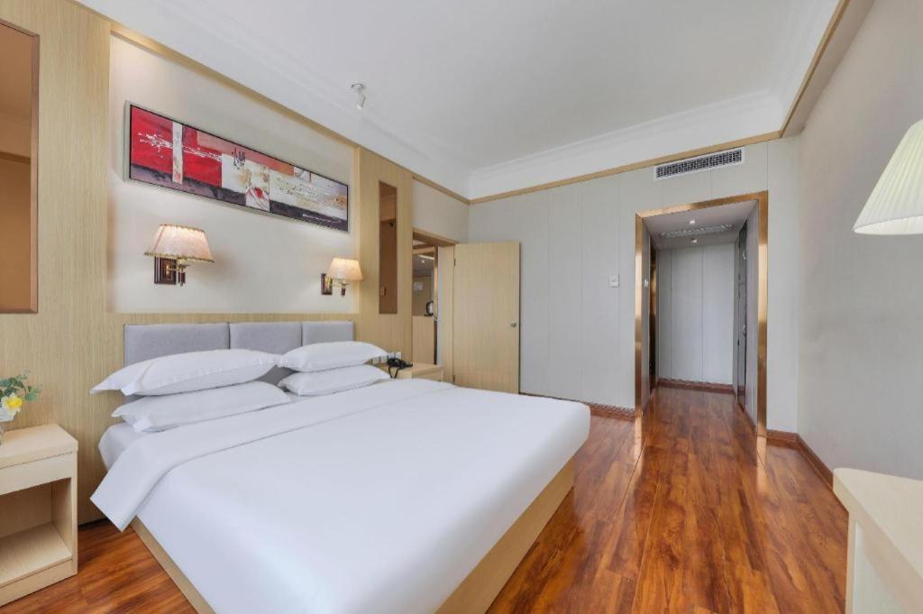 Galaxy Hotel Гуанчжоу Экстерьер фото
